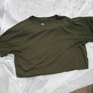 ALO YOGA WOMANS medium top - dark olive green
